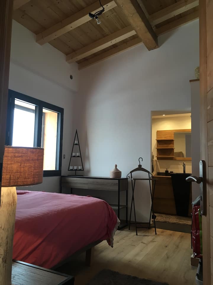 ห้องนอนเตียงใหญ่ชั้น 1 มีห้องอาบน้ำและห้องสุขา
เตียงขนาด 160 ซม. และตู้เสื้อผ้า