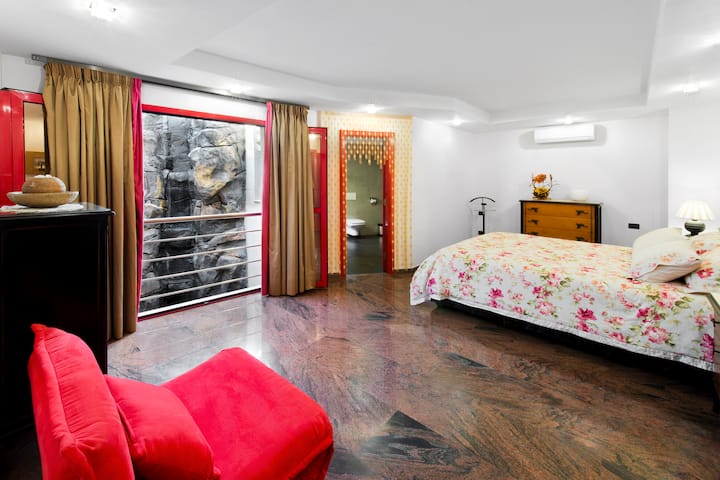 The suite bedroom of 25 sq. m. with double bed 180 x 200, air conditioning and private bathroom. ***** El dormitorio suite de 25 m2 con cama matrimonio 180 x 200, aire acondicionado y baño privado.