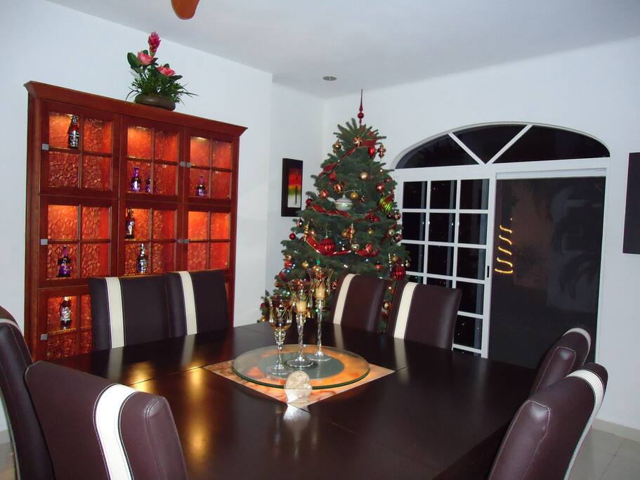 COMEDOR CON VISTA Y ACCESO AL JARDÍN Y ALBERCA