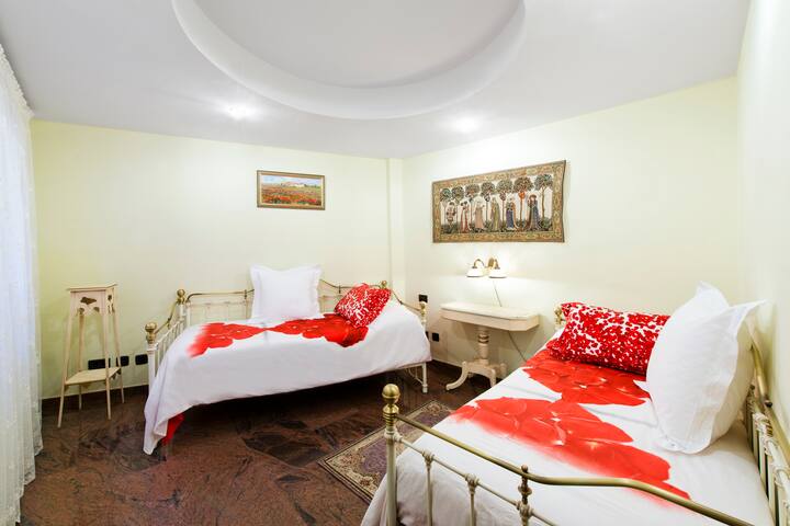 Segunda habitacion con dos camas individuales 0,90 x 1,90 m. La ventana da al patio privado interior con la cascada de piedra artificial.  ******  Segundo dormitorio con dos camas individuales de 0,90 x 1,90 m. La ventana da al interior patio interior con la cascada de piedra artificial.