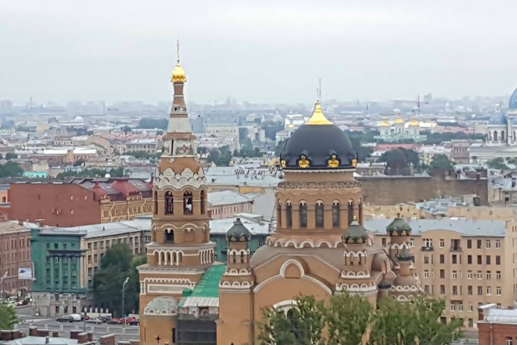 Современная квартира с потрясающим видом на Санкт-Петербург.