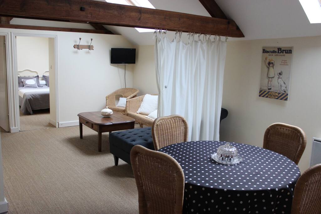 La suite du four à pain, TV, salon, cuisine, salle de bain, 2 chambres.