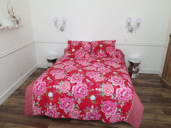 غرفة نوم 1 مع تلفزيون 