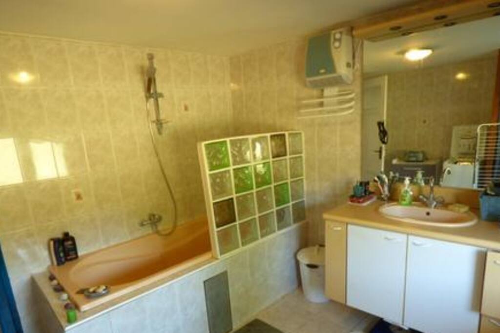 SALLE DE BAINS AVEC BAIGNOIRE