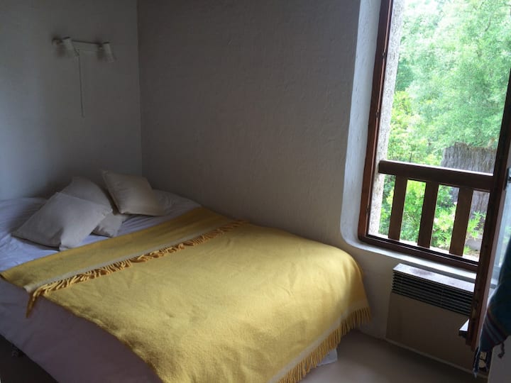 غرفة نوم في الطابق العلوي بسرير 140 × 200