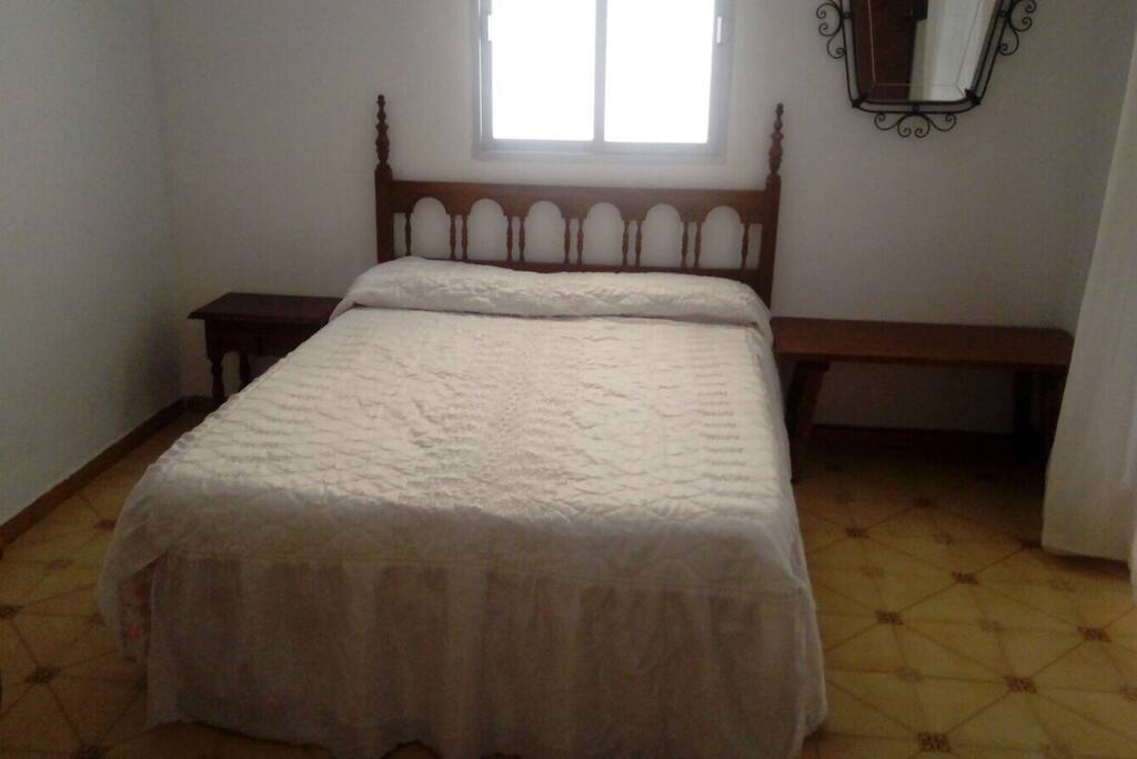 Habitación matrimonio y opción a cama supletoria y balcón.