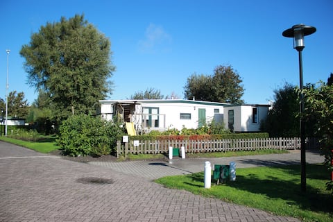 Top performing Airbnb: Spacious chalet close to the lake! in Wijk 18 Weidestreek Zuidwest