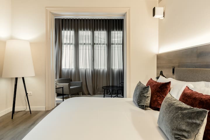 Luxury 5 rooms apartment, exclusive Eixample area gallery image 3