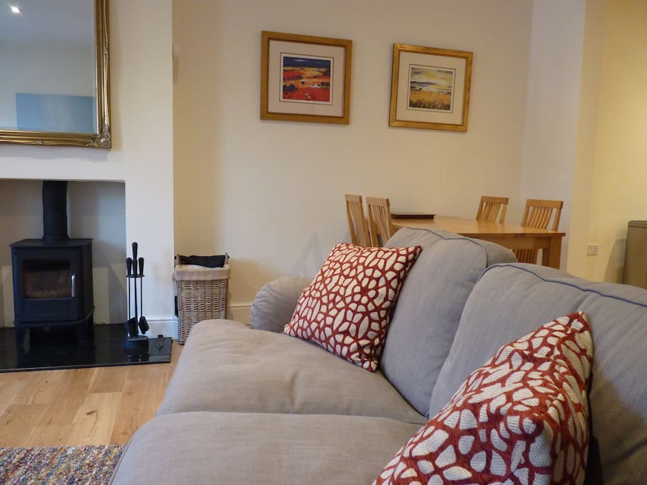 Sitting room/dining area