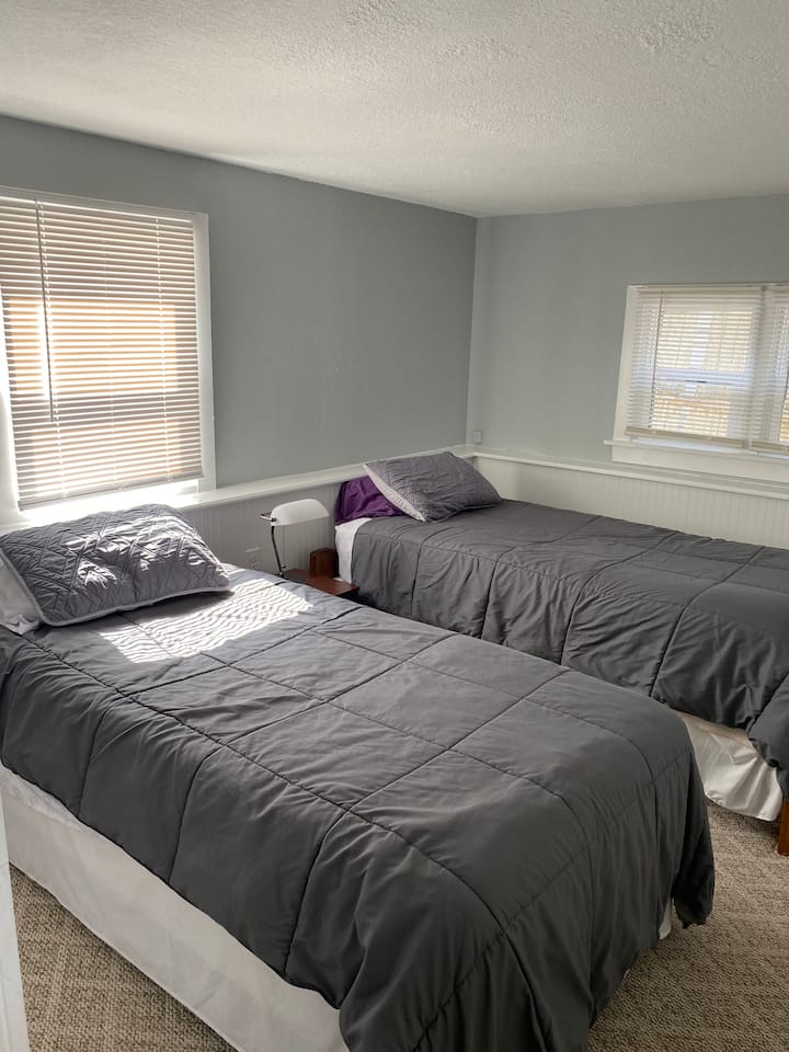 2nd bedroom on the main floor with twin beds