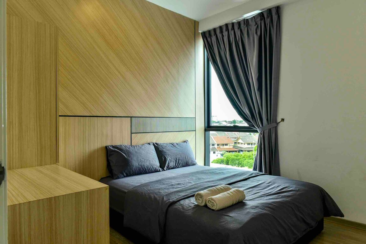 Disfruta de una buena noche de sueño/descanso con nuestra espuma viscoelástica; cama tamaño queen con edredón proporcionado durante la estancia. 