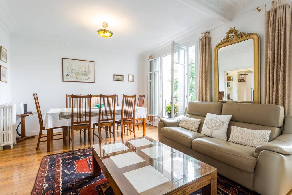 Double living room with large table to sit 8 or more people