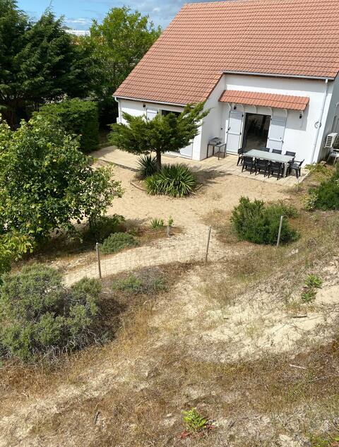 Beautiful villa at the foot of a private dune
