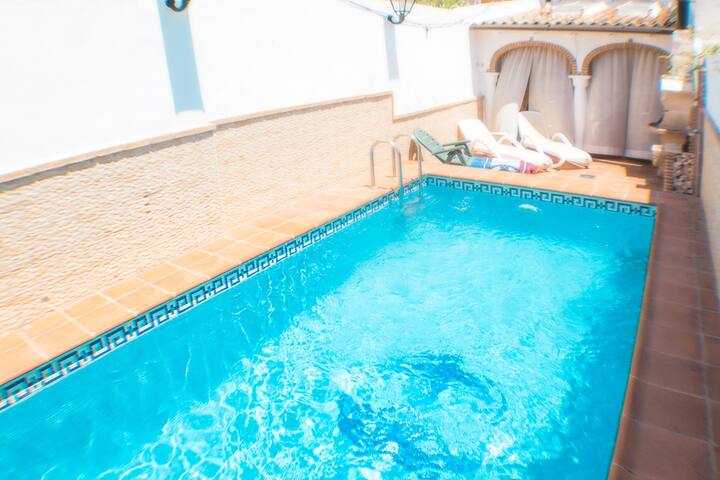Malvabeach family house, WiFi, pool, front beach