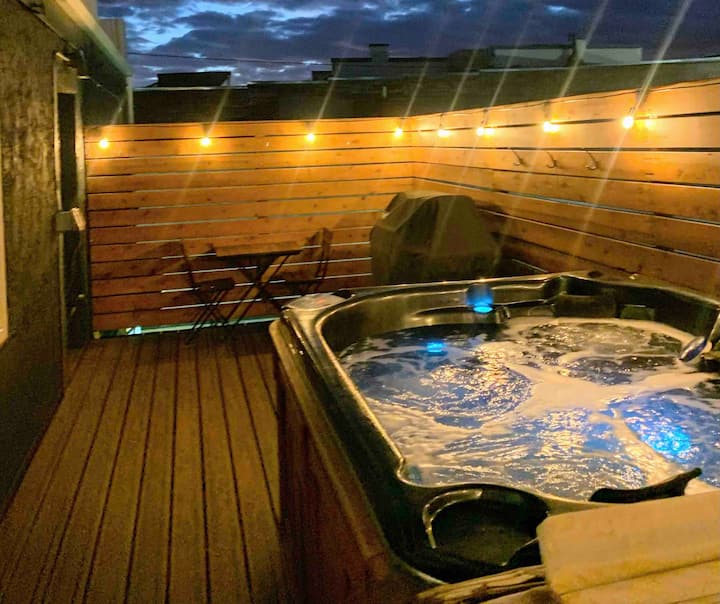 Private Hot Tub/Modern Suite Downtown