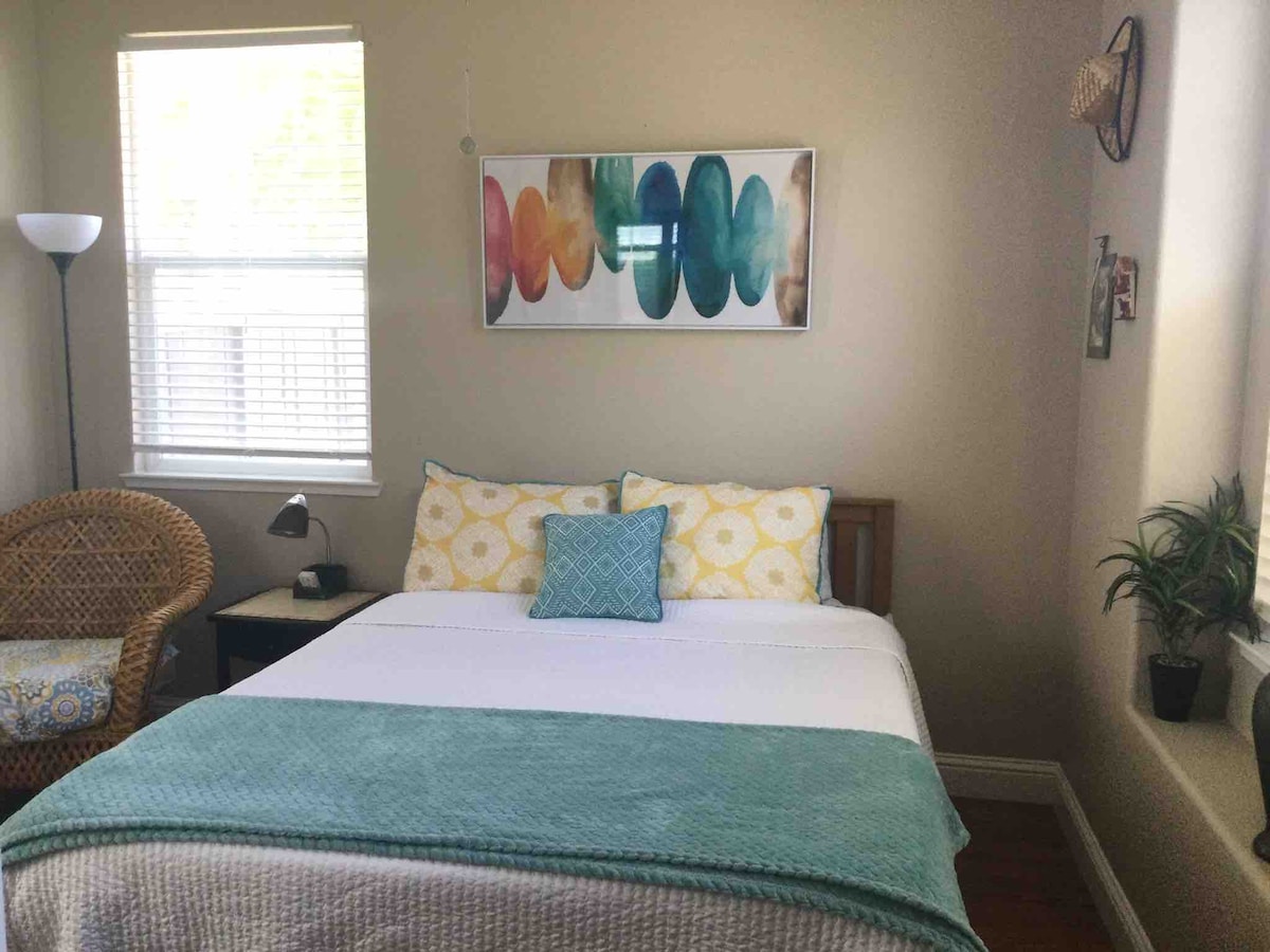 غرفة نوم خاصة تضم سريرًا كبير الحجم 