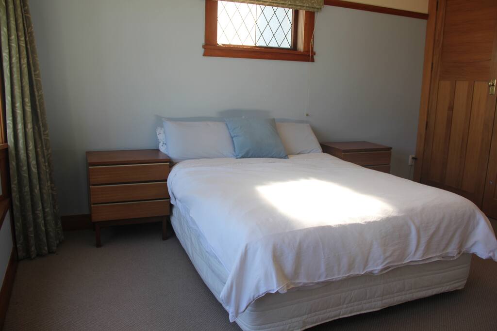Bedroom 1 (1 x queen bed)