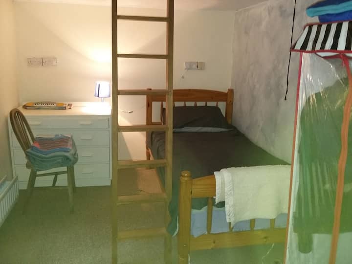 Chumba cha kulala cha watoto kilicho na vitanda 2 vya mtu mmoja na roshani yenye futon