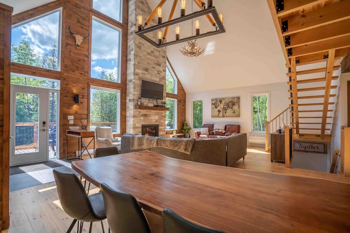 Nature chalet near Owls head with spa+fireplace.