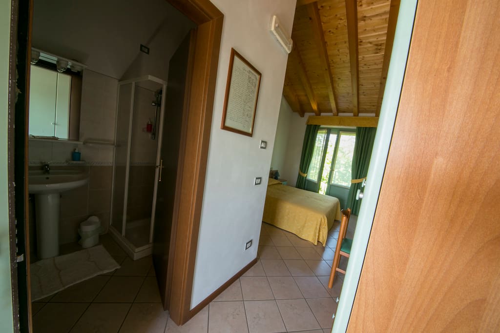 Le camere, tutte con bagno privato.