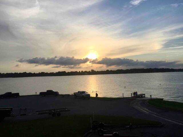 Sunsets & boat slips Presidential 2 - Lake Conroe