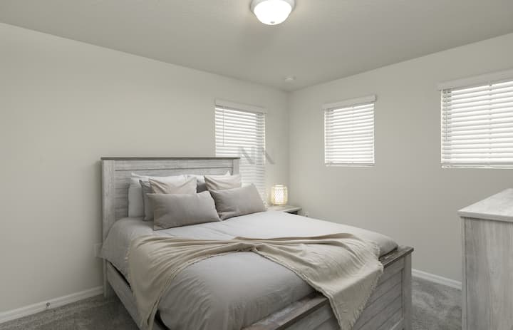 Un santuario tranquilo diseñado para la relajación absoluta. Esta acogedora habitación de tonos neutros cuenta con una base de cama de madera clara con lujosas sábanas color crema, iluminación suave y varias ventanas que dejan entrar la hermosa luz natural de Florida.