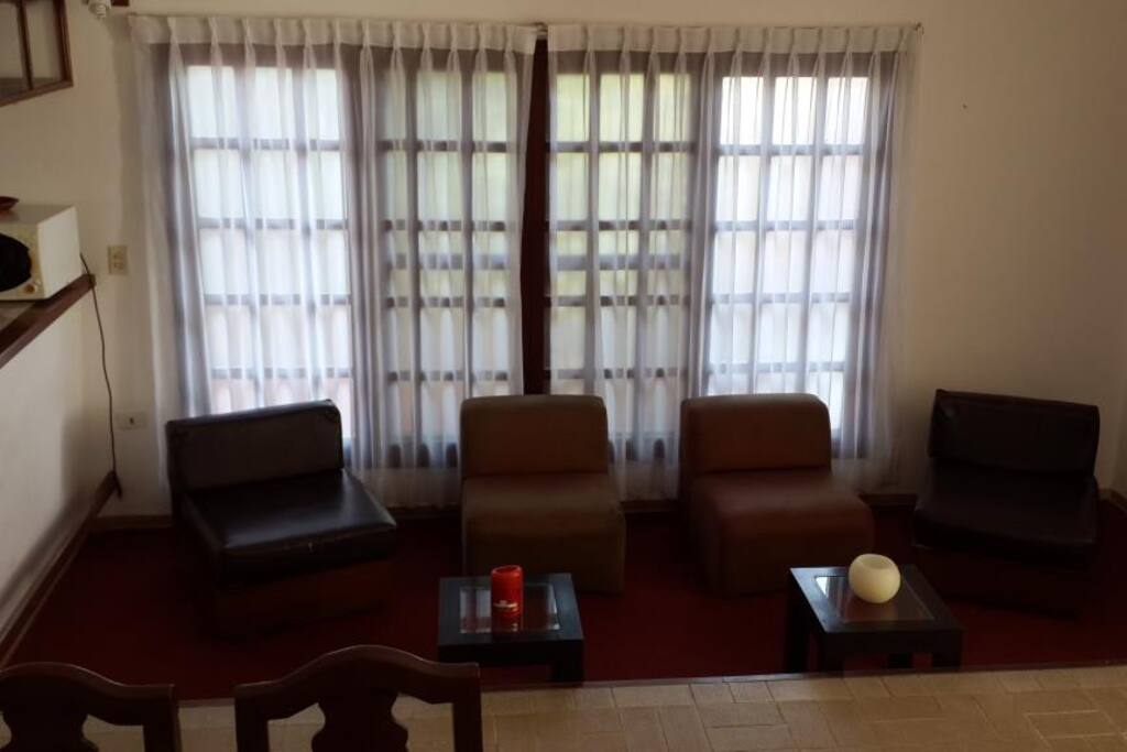 Área de descanzo y bar