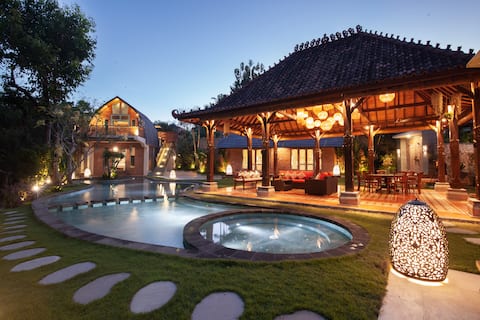 Luxury Traditional Design, Sleep 15+ In Nusa Dua