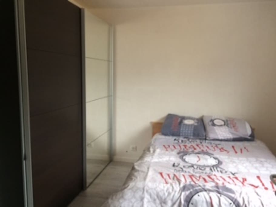 Lit double avec armoire