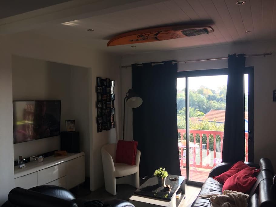 salon avec tels internet et vu sur les montagne