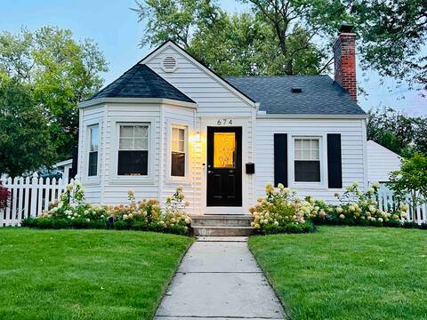 Family friendly home, park view, walkable to city