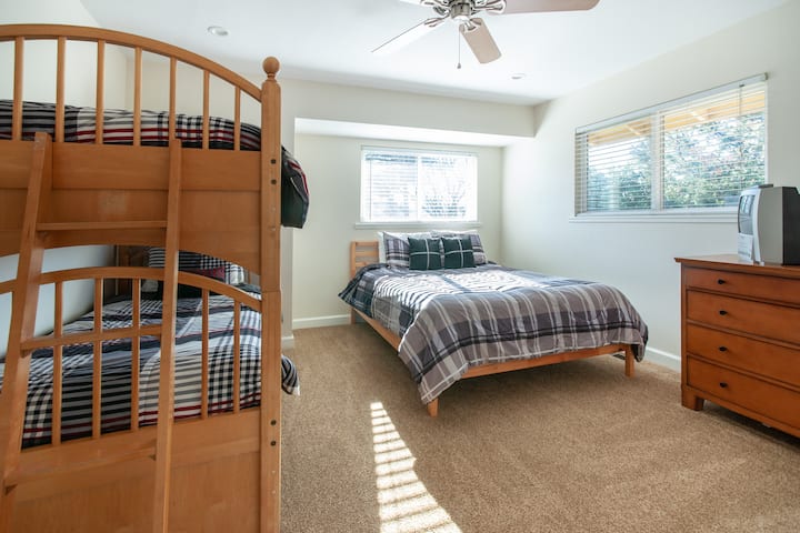 La habitación de los niños tiene una cama tamaño queen, literas individuales y DVD aprobados por niños para ver.  Juegos de mesa en el armario