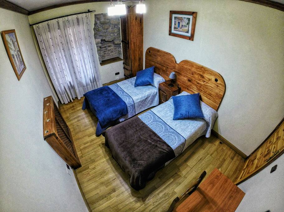 Habitación amplia y luminosa.