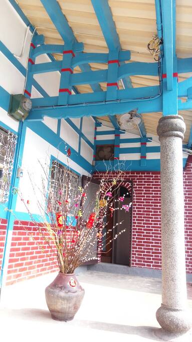附近景點:故宮南院,北迴歸線太陽館,品皇咖啡觀光工廠,余慈爺廟,白人牙膏觀光工廠,梅花鹿園、迷鹿餐廳,日式圖書館,重寮城隍廟,泊岸開山宮、艾美茿香草工坊、順發餅舖,百懿日晒麵,研帥蘭園 ,沙漠玫瑰嫁接場,和興紅龍果園,友酵米農園,川旺羊咩咩牧場,文生秋葵園,阿銘果園...等,到處充滿鹿草在地文化特色,非常值得來一趟:獨一無二的:鹿草文化產業深度之旅,保證收獲滿行囊。