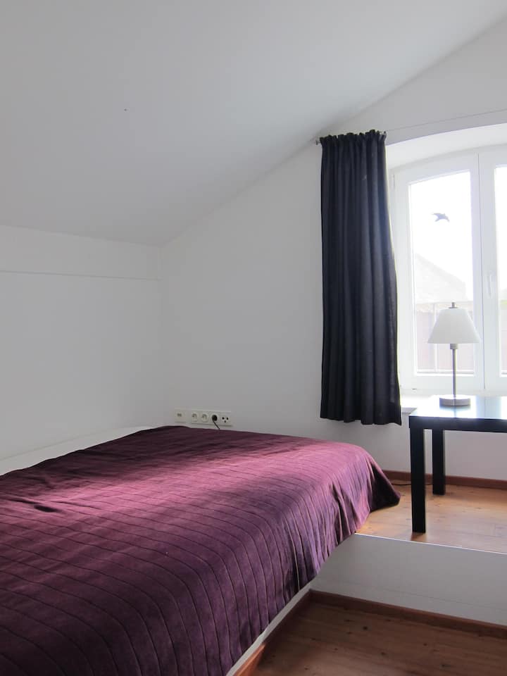 Dormitorio con vista al patio (cama de 1,40 x 2,00)