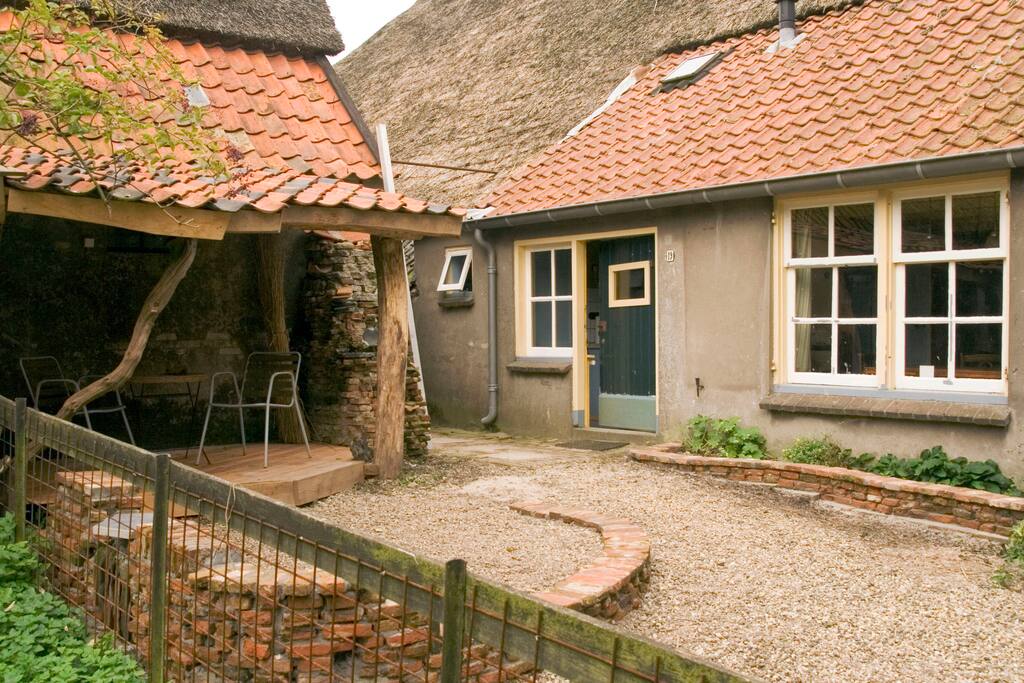 Eigen entree met terras