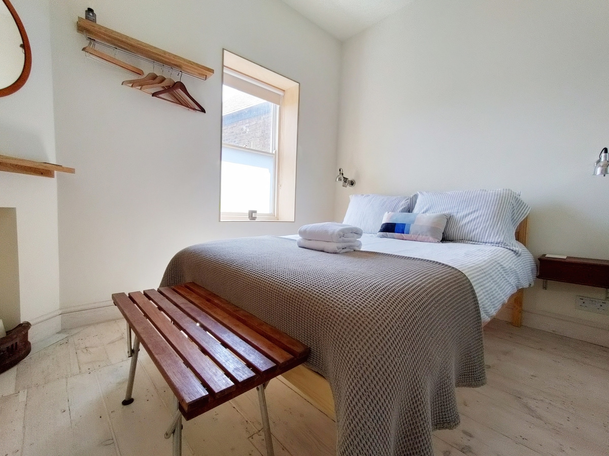 ห้องนอนคู่ในตัว: 

เตียงคู่มาตรฐานพร้อมห้องอาบน้ำฝักบัวที่แนบมาห้องน้ำในตัวอ่างล้างหน้าโถสุขภัณฑ์/โถสุขภัณฑ์

ผ้าปูที่นอน - ผ้าฝ้ายอียิปต์ผ้าลินินผ้าขนสัตว์กำมะหยี่
เฟอร์นิเจอร์ - เบิร์ช, โอ๊ค, ไม้มะฮอกกานี, ไม้สัก

หน้าต่าง - วิวบังตา
- เหนือยอดหลังคาของเมืองเก่ามาร์เกต