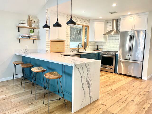 Stylish La Cañada Home gallery image 3