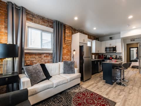 Popular Airbnb listing: ✨Stay Here✨5 Minutes Downtown✨Comfy Foam Beds✨W&D✨ in East Central