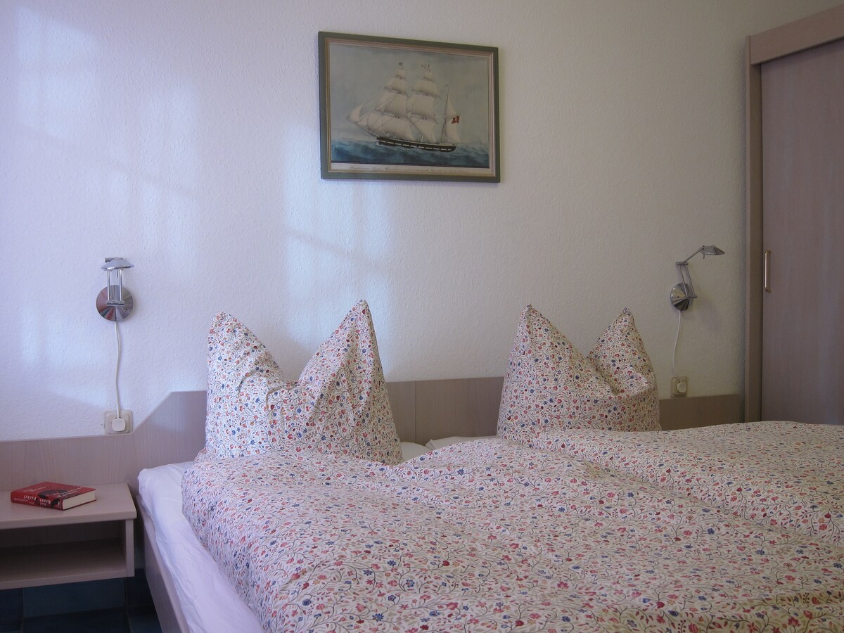 Dormitorio con cama doble 1,80 x 2,00 y armario grande en el apartamento de 46 metros cuadrados Lütt Westen en la casa Vineta 