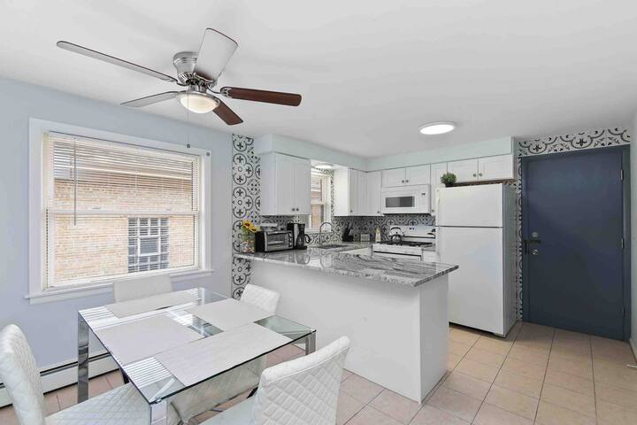 Modern, parking, new remodel, 8 miles to loop W/D