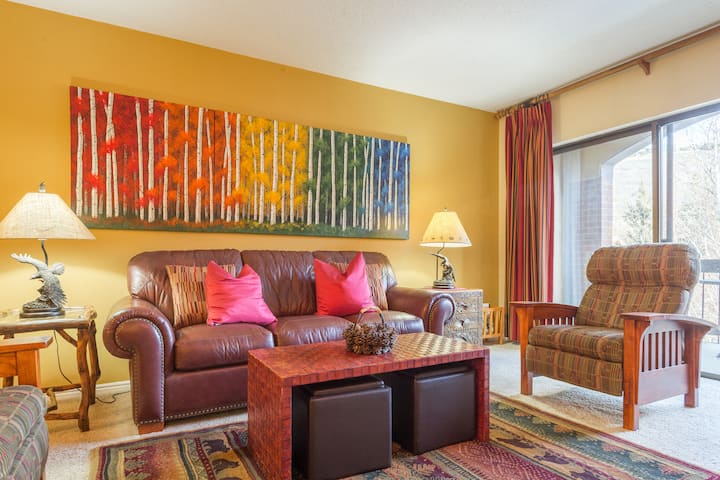 Sala de estar: muy cómoda y atractiva, cama tamaño queen, balcón privado