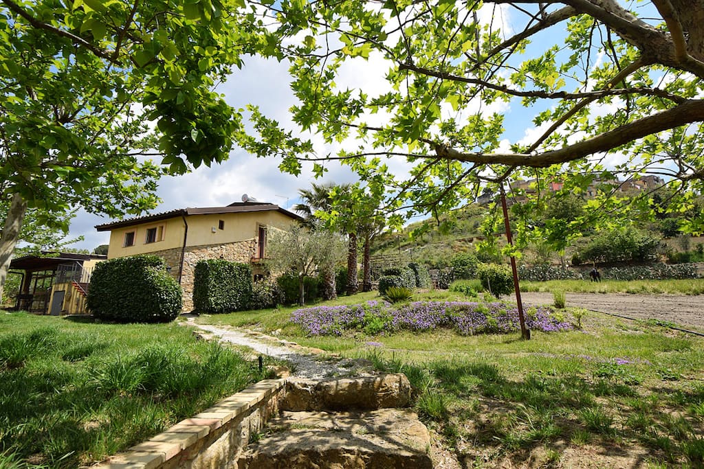 Veduta esterna della casa e del giardino