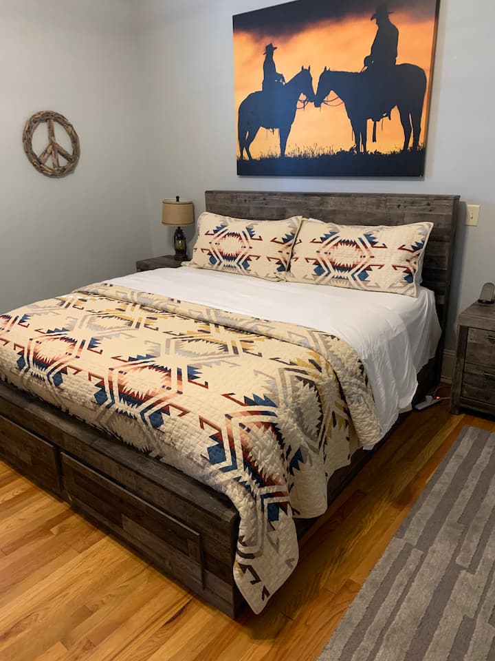 Dormitorio principal: 1 cama tamaño king, baño en suite.