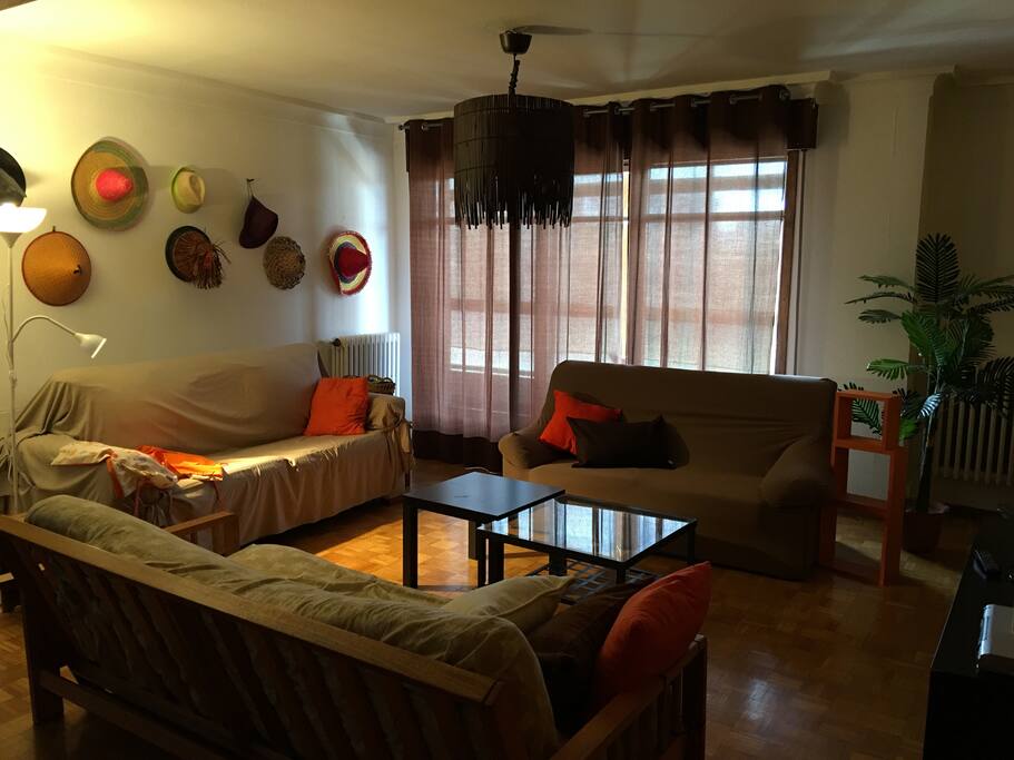 Salón grande y cómodo, con TV.