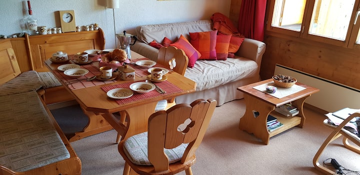 Ambient ngrënieje dhe ndenjjeje me divan krevat