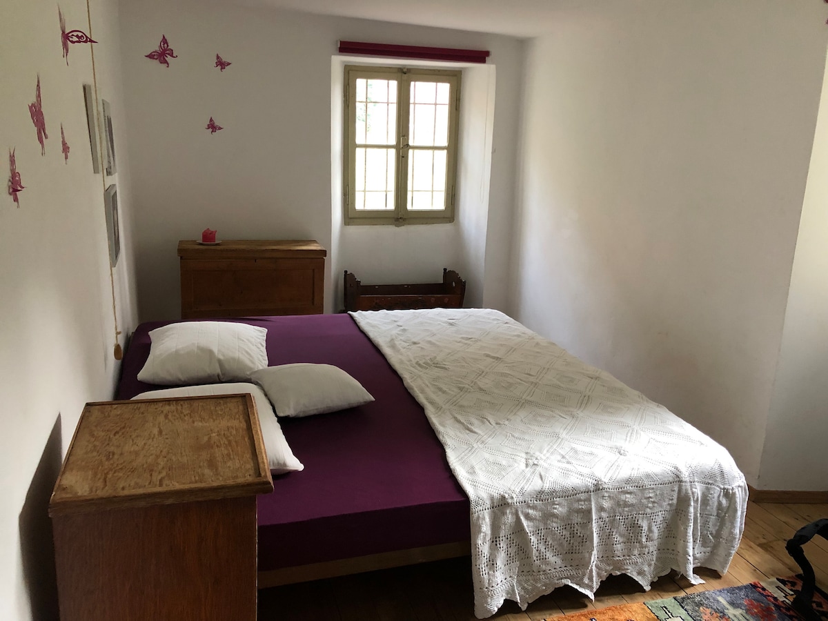 Chumba kidogo chenye kitanda cha watu wawili