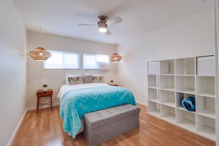 卧室宽敞，配有一张标准双人床，房间内有足够的空间供小孩玩耍。