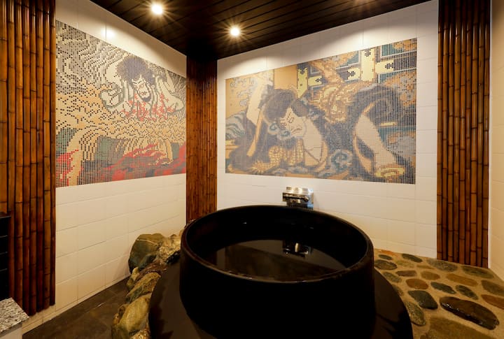 五右衛門風呂の名前の由来は、豊臣秀吉が石川五右衛門をかまゆでの刑にしたという俗説から生まれました。

風呂釜の背景には石川五右衛門を描いた歌舞伎の錦絵。

タイルで再現された色鮮やかな絵は、伝統的でありながらモダンなあしらいとして
非日常の雰囲気をより一層盛上げます。