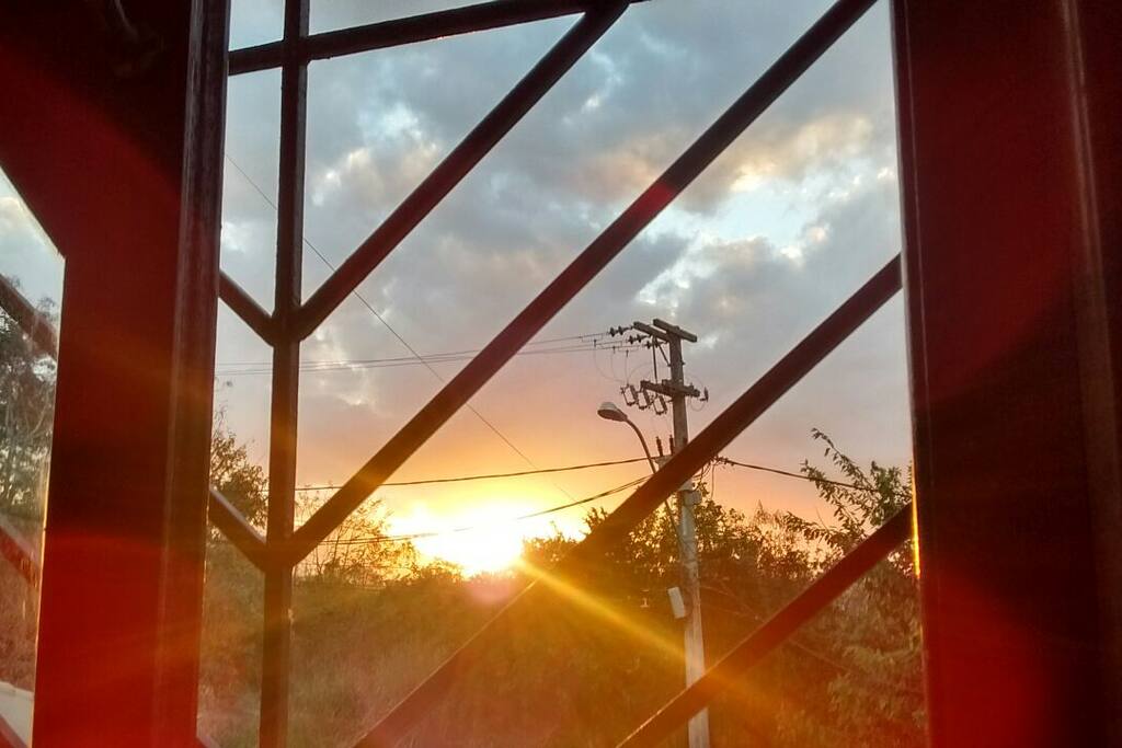 vista do por do sol da sala da casa.